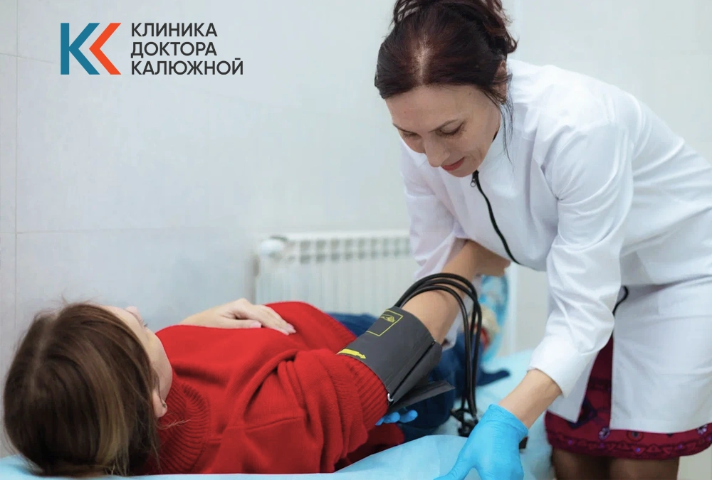 Медсестра ставит капельницу для лечения алкоголизма